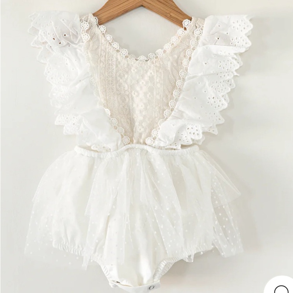 NWT reverie threads Hadley white scalloped girls romper size 18-24 months